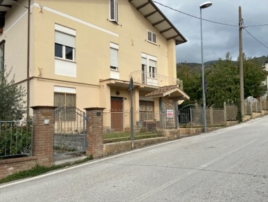 Foto Appartamento in Via Brunozzi, Sigillo Centro di 120 m² con 9 locali