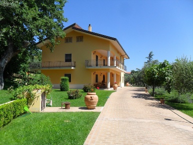 Foto Villa unifamiliare a San Vincenzo La Costa di 330 m² con 7 locali