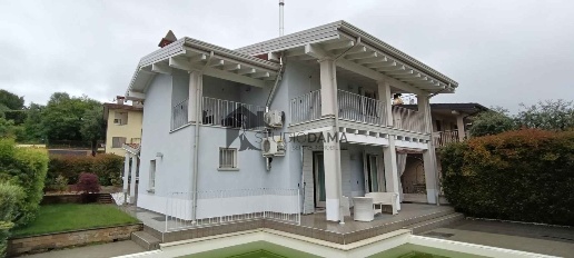 Foto Villa unifamiliare in Battisti, Polpenazze del Garda di 350 m²