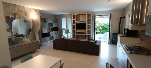 Foto Villa unifamiliare in Battisti, Polpenazze del Garda di 350 m²
