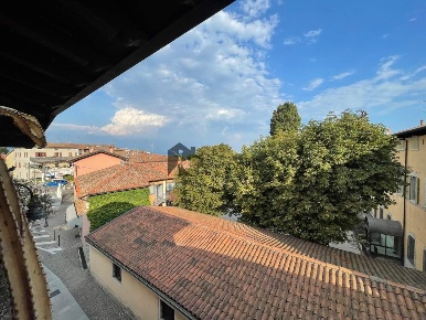 Foto Villa unifamiliare in via carlo alberto, Moniga del Garda di 340 m²
