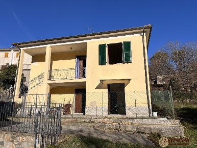 Foto Villa unifamiliare in Via Posponte, Filattiera di 170 m² con 7 locali