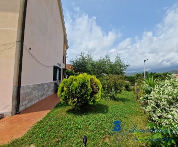 Foto Villa unifamiliare a Villanova d'Albenga Centro di 122 m² con 3 locali