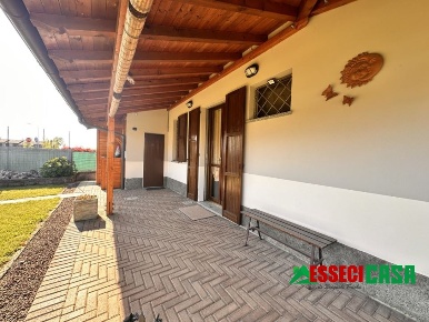 Foto Villa unifamiliare in Via A. De Curtis, Arzago d'Adda di 130 m²