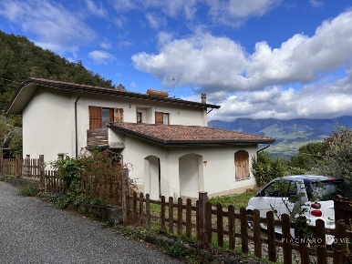 Foto Villa unifamiliare a Mulazzo Pozzo di 311 m² con 10 locali in vendita