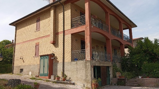 Foto Villa unifamiliare a Capriglia Irpina di 420 m² con 9 locali