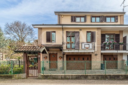 Foto Villa bifamiliare in via Don G. Leoni 32, Aicurzio Centro di 287 m²