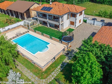 Foto Villa unifamiliare a Romano Canavese Centro di 324 m² con 7 locali