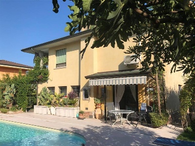 Foto Villa unifamiliare a Sorgà Bonferraro di 220 m² con 8 locali