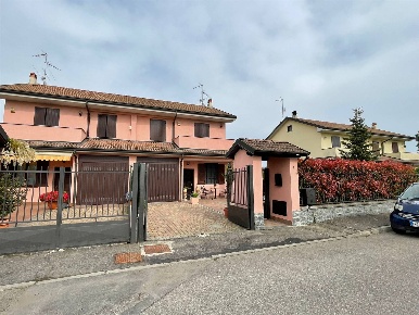Foto Villa bifamiliare a Bornasco di 160 m² con 4 locali in vendita