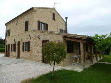 Foto Villa unifamiliare a Loro Piceno Centro di 311 m² con 6 locali