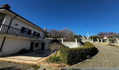 Foto Villa unifamiliare a San Vincenzo La Costa di 300 m² con 10 locali