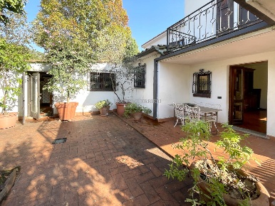 Foto Villa unifamiliare in Via Monviso, Camparada Centro di 450 m²