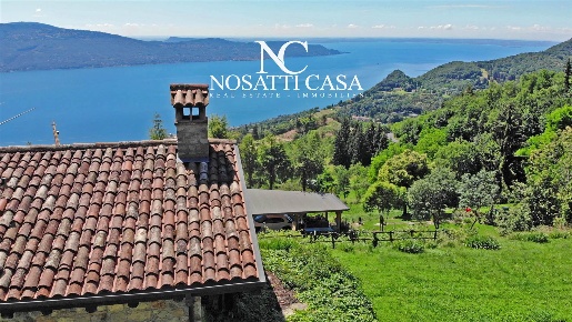 Foto Villa unifamiliare a Gargnano di 162 m² con 5 locali in vendita