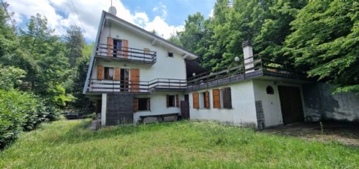 Foto Villa unifamiliare a Fanano di 332 m² con 10 locali in vendita