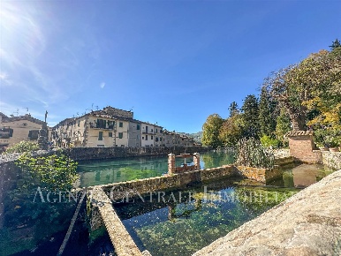Foto Appartamento in Via Lunga 29, Santa Fiora Centro di 99 m² con 4 locali