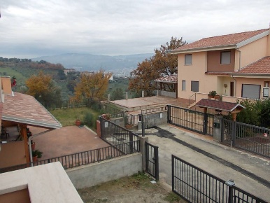Foto Villa unifamiliare a Zumpano di 200 m² con 5 locali in vendita