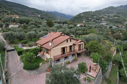 Foto Villa unifamiliare a Dolceacqua di 240 m² con 10 locali in vendita