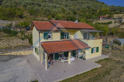 Foto Villa unifamiliare a Dolceacqua di 180 m² con 8 locali in vendita