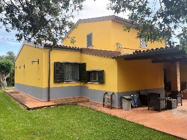 Foto Villa unifamiliare a Campagnatico di 230 m² con 8 locali in vendita