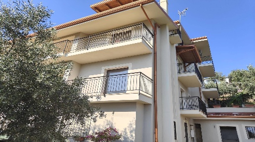 Foto Appartamento in MENNA VENCE, Zumpano di 800 m² con 30 locali