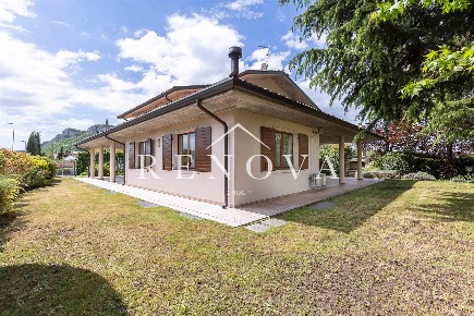 Foto Villa unifamiliare in via Monte Baldo, Affi di 408 m² con 7 locali