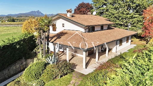 Foto Villa unifamiliare in via Monte Baldo, Affi di 408 m² con 7 locali