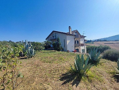 Foto Villa unifamiliare a Baragiano di 230 m² con 14 locali in vendita