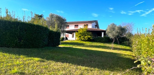 Foto Villa unifamiliare a Moniga del Garda di 280 m² con 10 locali