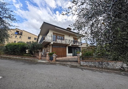Foto Villa unifamiliare a San Quirico d'Orcia Centro di 300 m² con 6 locali