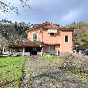 Foto Villa bifamiliare a Beverino di 429 m² con 11 locali in vendita