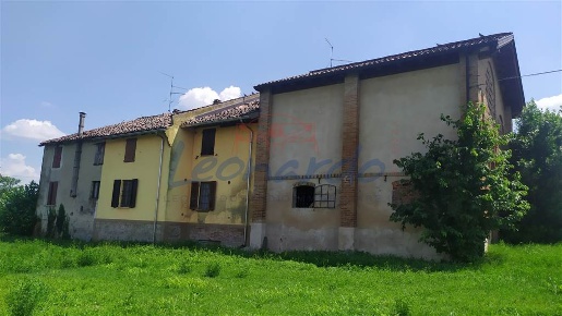 Foto Appartamento a Calendasco di 320 m² con 9 locali in vendita