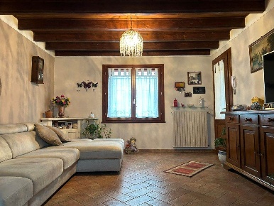 Foto Villa a schiera a Sorgà Bonferraro di 191 m² con 8 locali in vendita