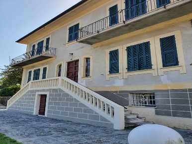 Foto Villa unifamiliare a Beverino Padivarma di 280 m² con 10 locali