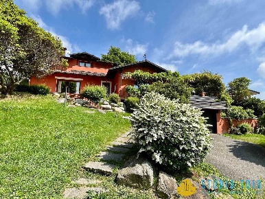 Foto Villa unifamiliare a Pollone di 267 m² con 7 locali in vendita