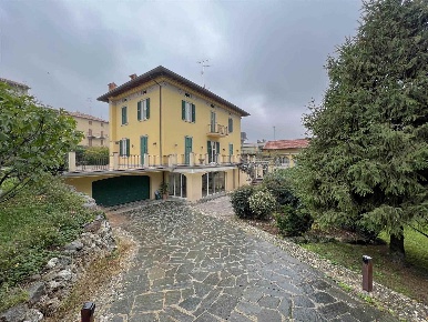 Foto Villa unifamiliare in via dante  4, Bulciago Centro di 500 m²