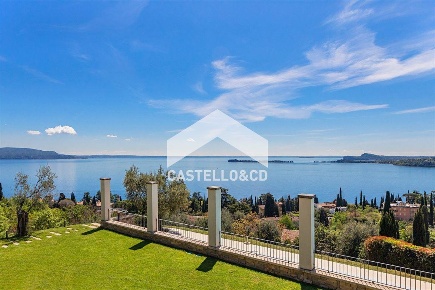 Foto Villa unifamiliare a Gardone Riviera Centro di 435 m² in vendita