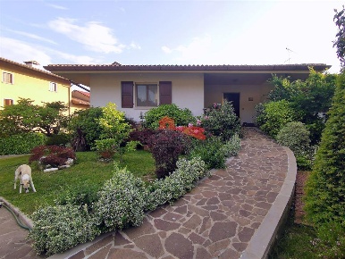 Foto Villa unifamiliare a Faedis di 363 m² con 14 locali in vendita