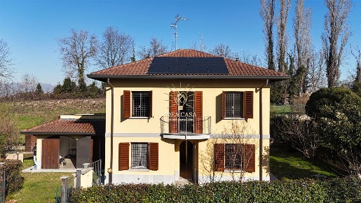 Foto Villa unifamiliare in Via STAZIONE, Bulciago Centro di 210 m²
