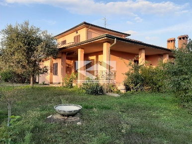 Foto Villa unifamiliare a Lurano di 434 m² con 5 locali in vendita