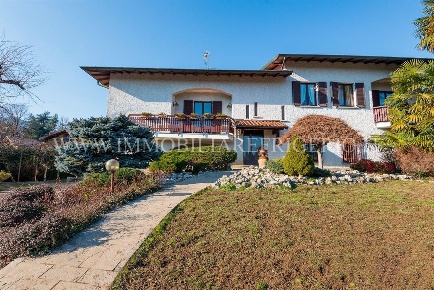 Foto Villa unifamiliare in Via Briantea, Ambivere di 236 m² con 5 locali
