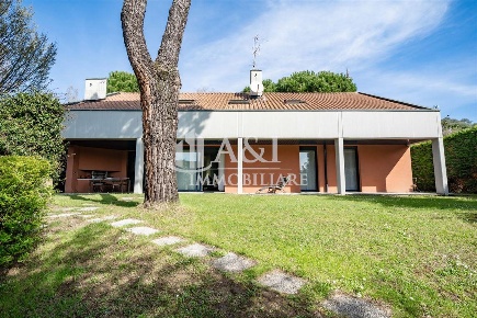 Foto Villa unifamiliare a Sirtori Centro di 450 m² con 9 locali in vendita