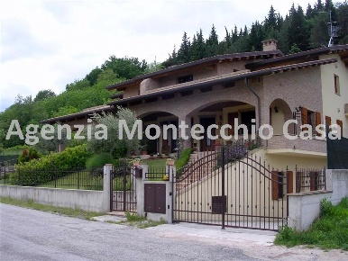 Foto Villa bifamiliare in Via Monte Rosa, Montecalvo in Foglia di 629 m²