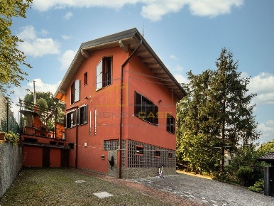 Foto Villa unifamiliare in viale grigna, Camparada Centro di 280 m²