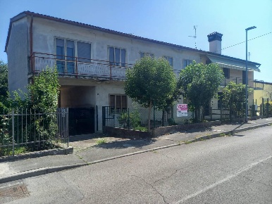 Foto Villa bifamiliare a Villesse di 198 m² con 8 locali in vendita