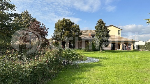 Foto Villa singola in Via Marconi 10, Ozzero Centro di 611 m² con 8 locali