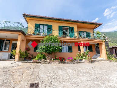 Foto Villa singola in Via Sp 13 0, Trentinara di 180 m² con 5 locali