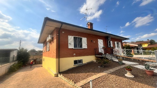 Foto Villa bifamiliare in Via Marconi 32, Mezzanino Centro di 150 m²
