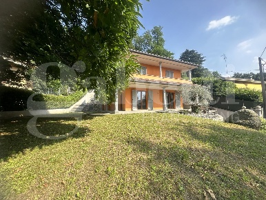 Foto Villa unifamiliare in Via Parini 17, Longone al Segrino di 500 m²