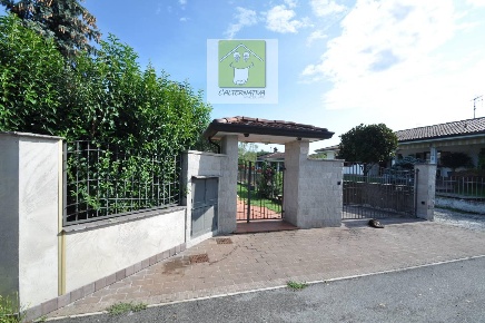 Foto Villa singola a Savogna d'Isonzo Centro di 496 m² con 8 locali